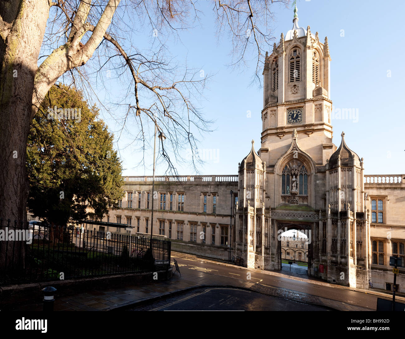 Tom Tower vom Christchurch College Oxford mit Tom Quad und Mercury Fountain über das Gateway Stockfoto