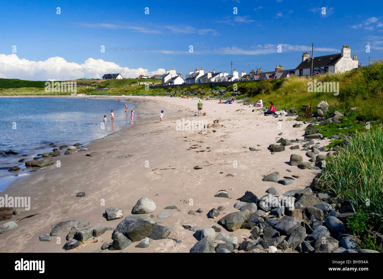 Port-Logan in der Rhins of Galloway in Dumfries und Galloway im Südwesten Schottlands mit den felsigen Strand im Vordergrund Stockfoto