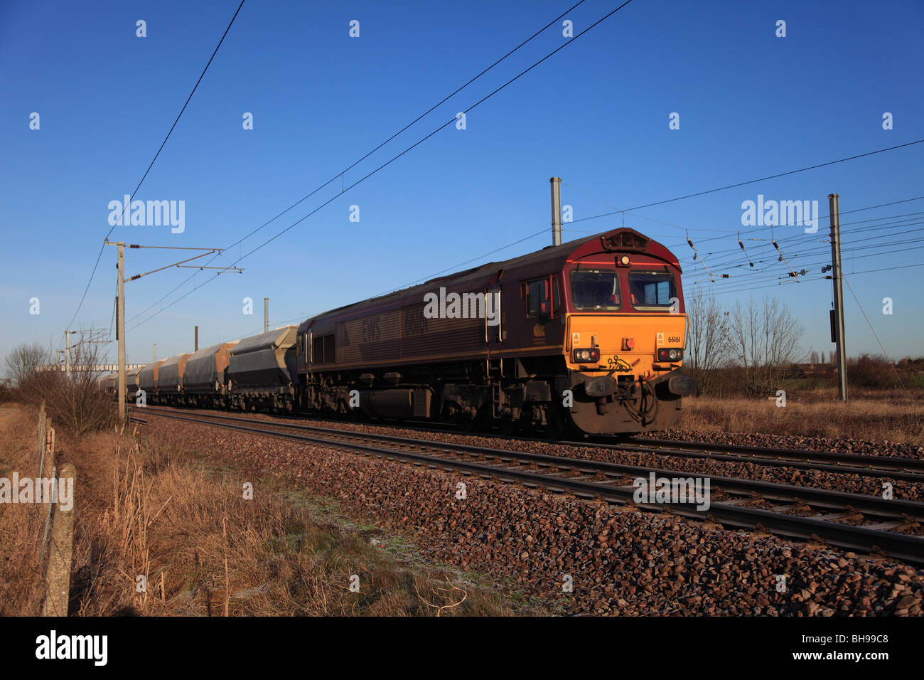 EWS 66161 angetrieben Diesel Güterzug ziehen Container East Coast Main Line Railway Carlby Lincolnshire Stockfoto