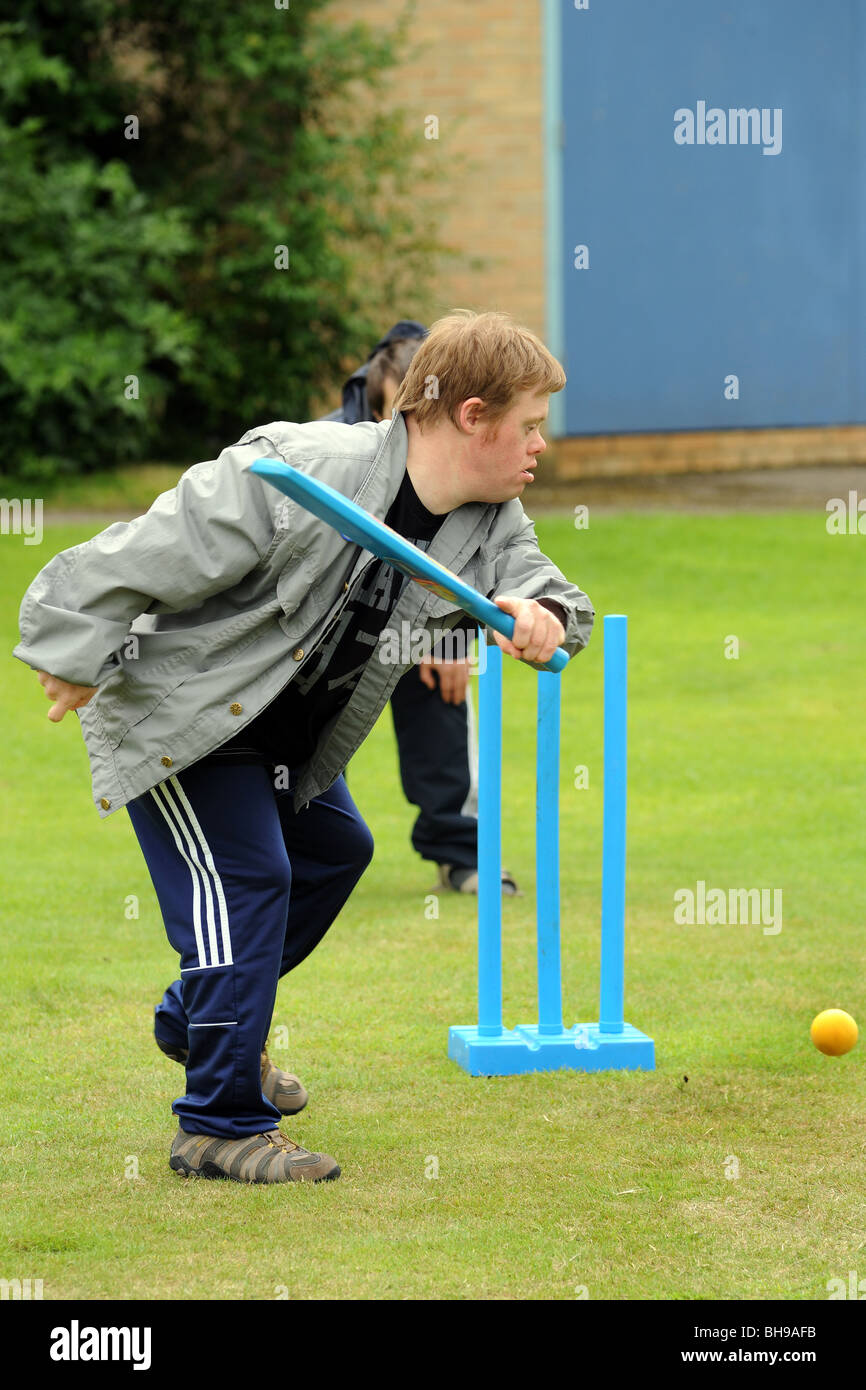 Junger Mann mit einer geistigen Behinderung spielt Cricket, als Teil einer Sport Fähigkeit Tag North Yorkshire. Stockfoto