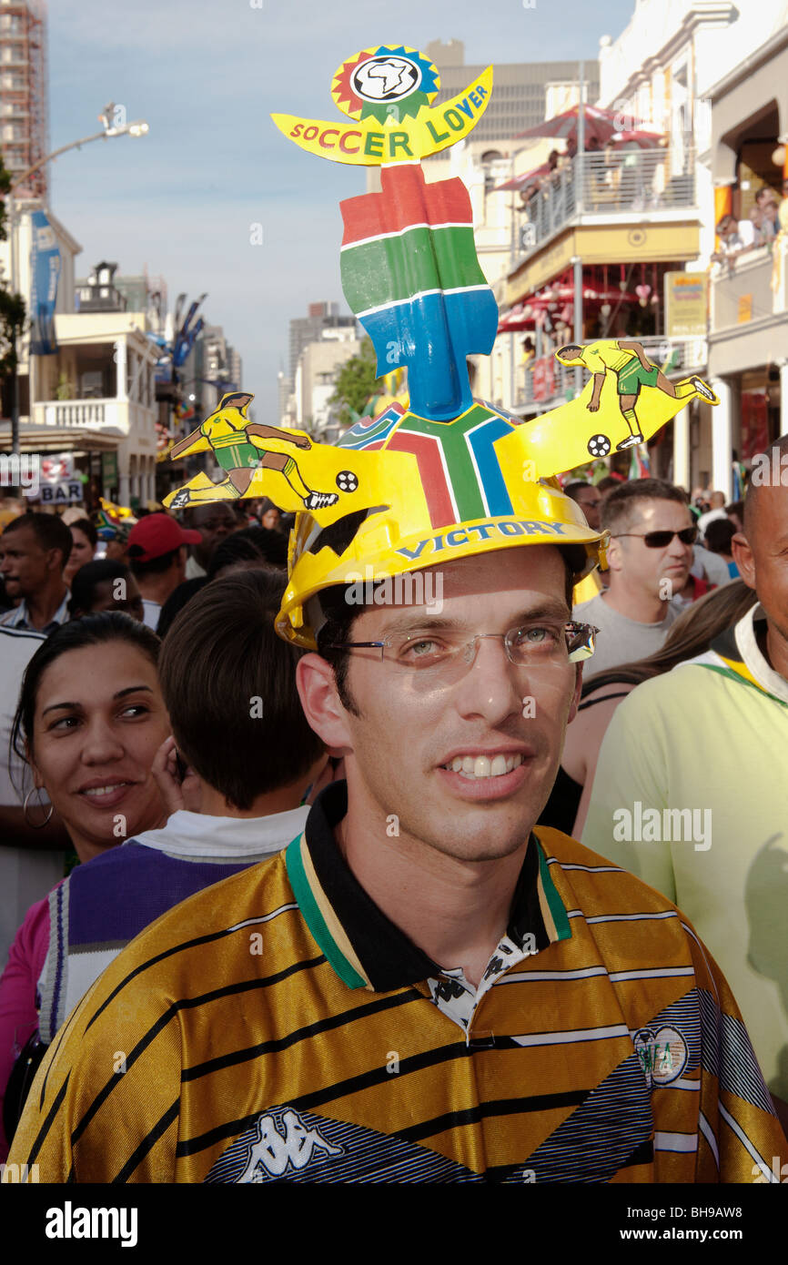 Tragen eine Makoya der südafrikanischen Fußball-Fan Fan Helm FIFA WM 2010 Cape Town in Südafrika Stockfoto