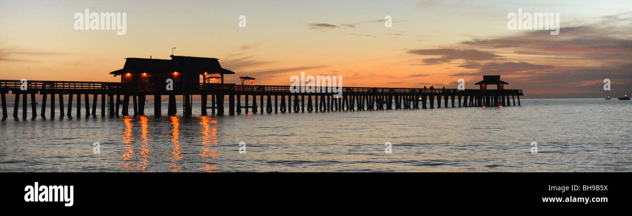 Sonnenuntergang über der Pier am Strand von Naples Naples Florida USA Stockfoto