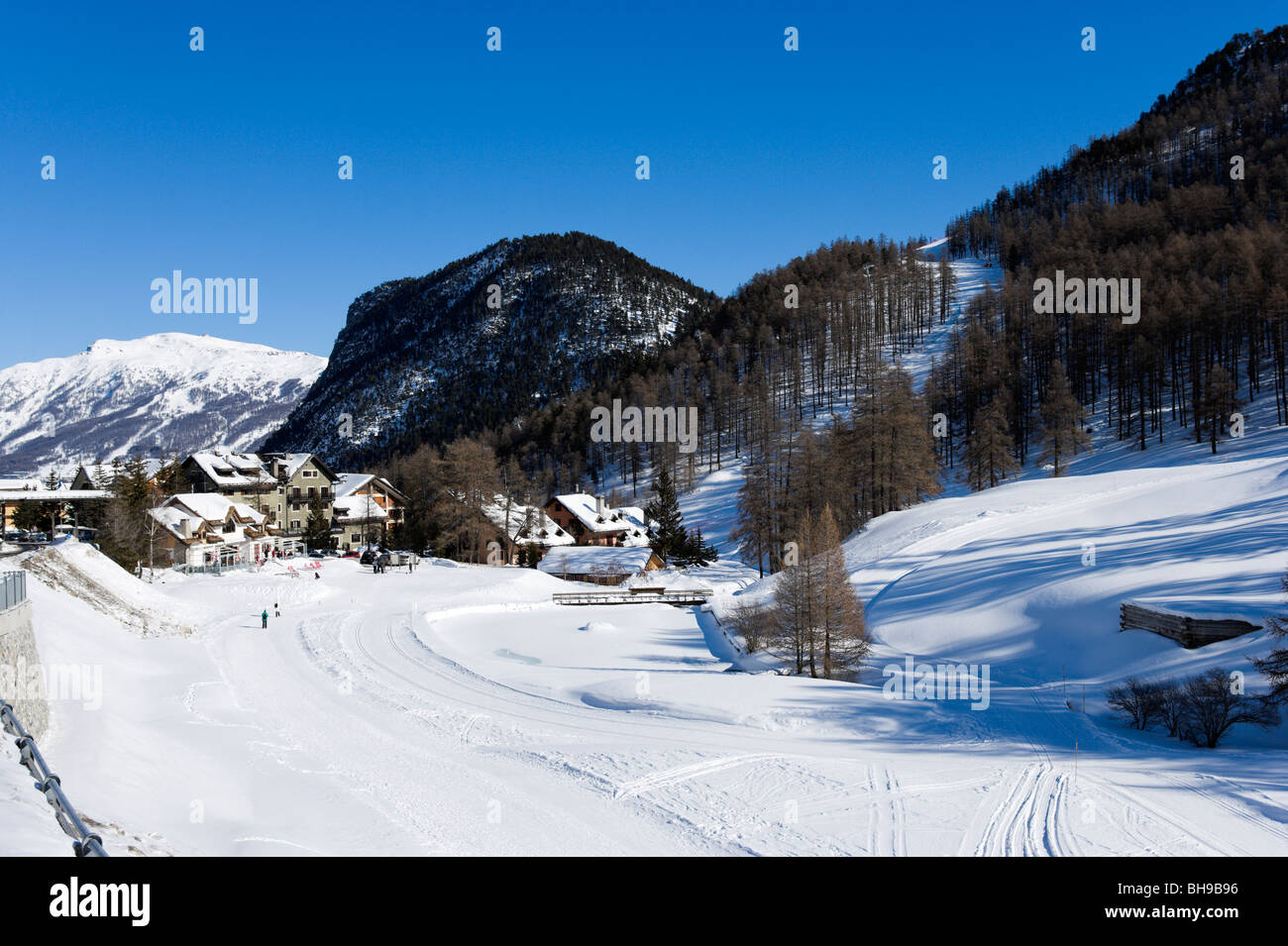 Blick über das Resort Claviere an der Französisch-italienischen Grenze, Milchstraße Skigebiet, Italien Stockfoto