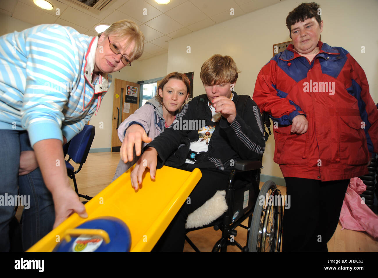 Eine Gruppe mit einer geistigen Behinderung spielen eine Form des "New Age Curling" North Yorkshire Stockfoto