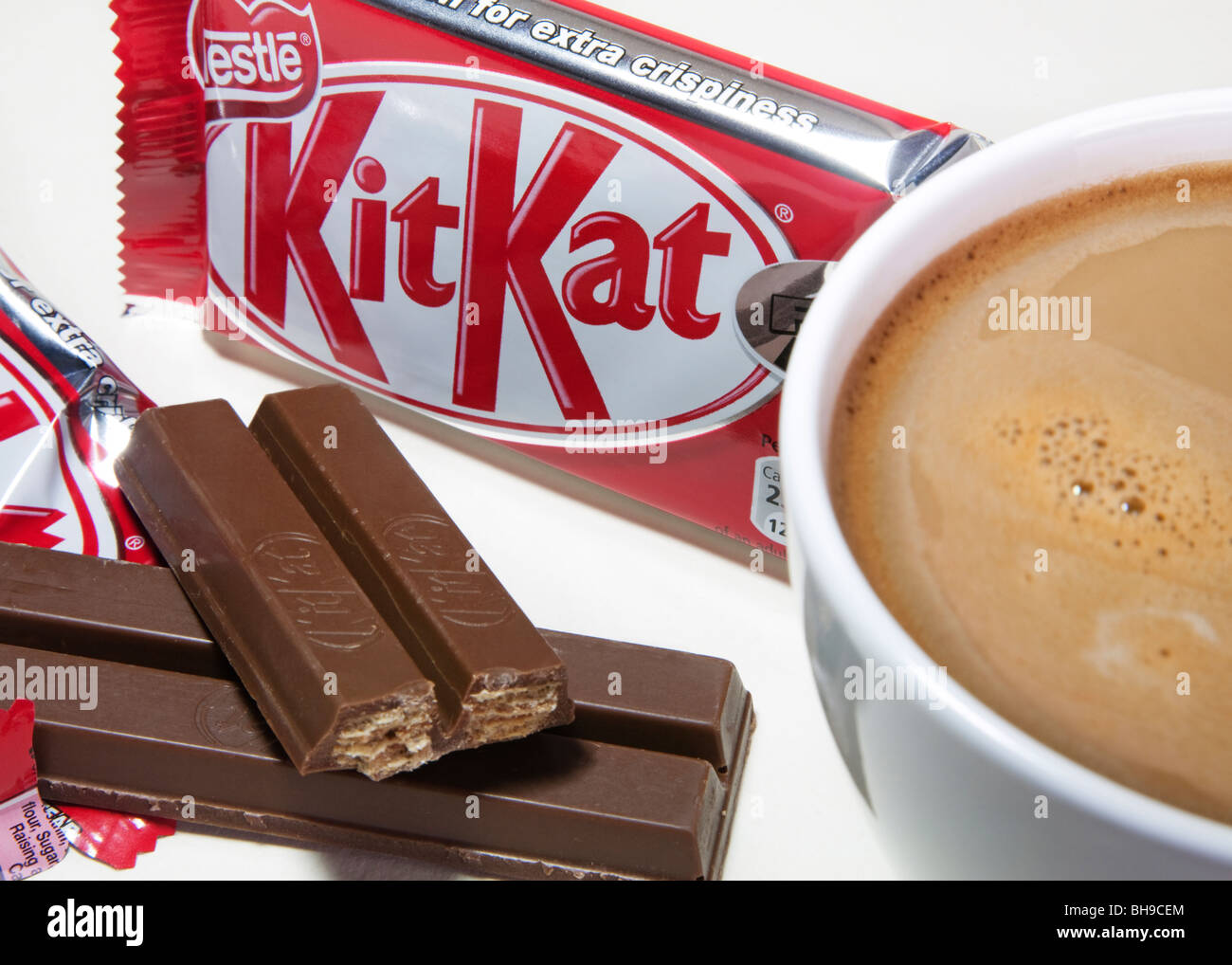 Schmiegen Sich Die Kitkat-Bar Mit Einer Tasse Kaffee Stockfotografie - Alamy