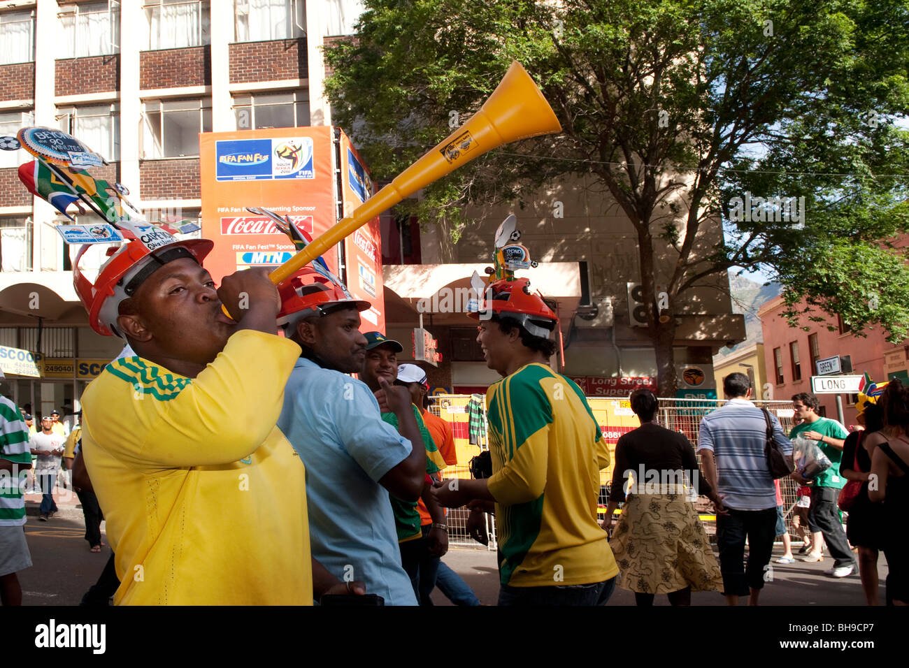 Südafrikanische Fußball-Fan mit Vuvuzela auf der FIFA-Fan-Meile in Cape Town, South Africa Stockfoto