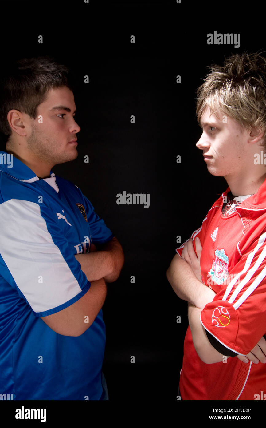 Herren Hemden Cardiff City und Liverpool Football Club antreten. Stockfoto