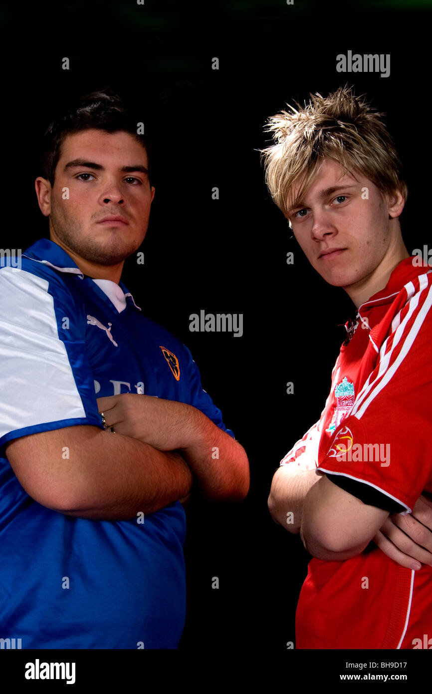 Herren Hemden Cardiff City und Liverpool Football Club antreten. Stockfoto