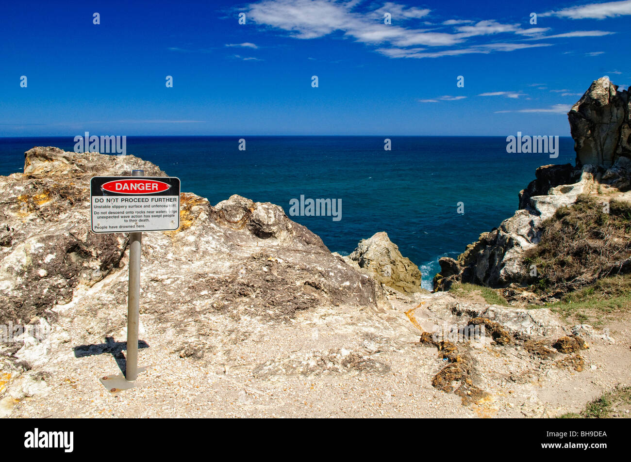 NORTH STRADBROKE ISLAND, Australien - Gefahrenschilder auf den Klippen am Point Lookout auf Stadbroke Island, Queensland North Stradbroke Island, gleich neben Queenslands Hauptstadt Brisbane, ist die zweitgrößte Sandinsel der Welt und mit ihren kilometerlangen Sandstränden ein beliebtes Urlaubsziel für den Sommer. Die Insel ist die Heimat der Quandamooka und eine reiche Vielfalt an einzigartiger Flora und Fauna. Sie ist eine der weltweit größten Sandinseln und ein wertvoller Naturschatz in Queensland. Stockfoto