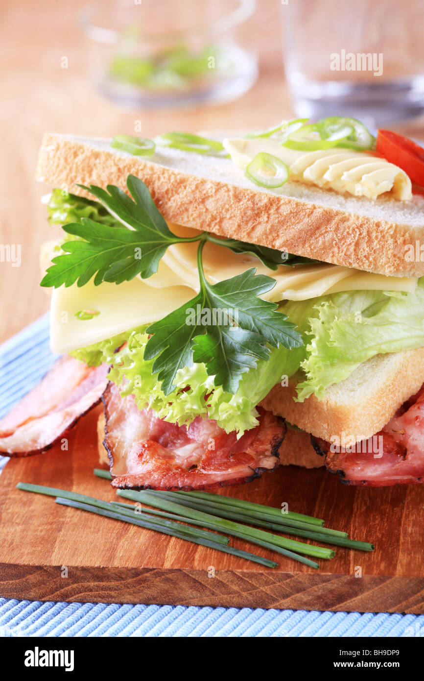 Detail eines Speck und Käse Sandwich Stockfoto