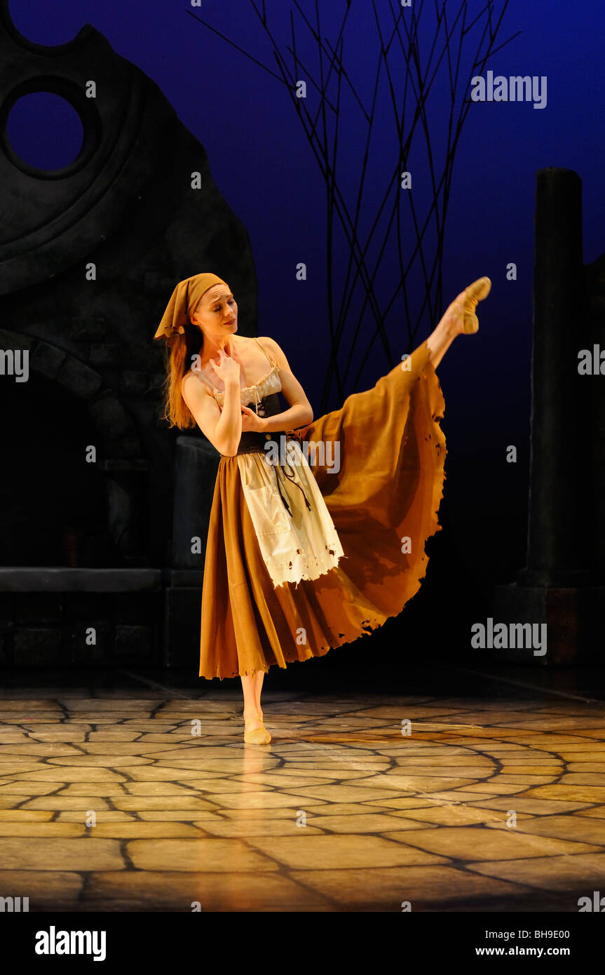Traurig Cinderella in Lumpen Tanzen Ballett Jorgen Produktion von der Volkssage Toronto Stockfoto