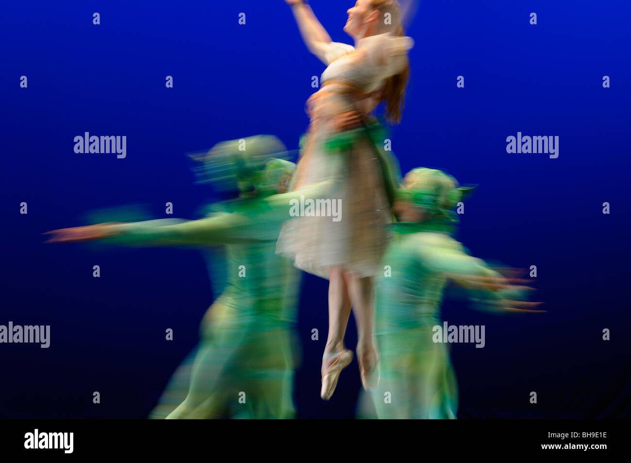 Cinderella Ballerina verschwommen von vier grünen Feen in Ballett Jorgen Inszenierung hob Stockfoto