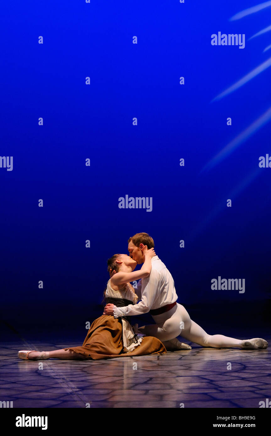 Cinderella und Prinz Charming küssen glücklich bis ans Ende im Ballett Jorgen Bühne Produktion Toronto Stockfoto