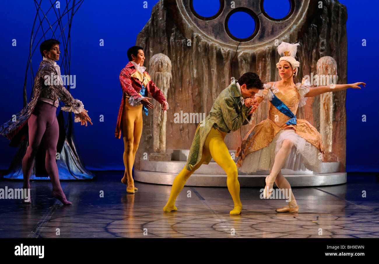 Bewerber, die Schlange, um Tänzerin bei Prince Charming Ball im Ballett Jorgen Produktion von Cinderella Toronto zu gewinnen Stockfoto