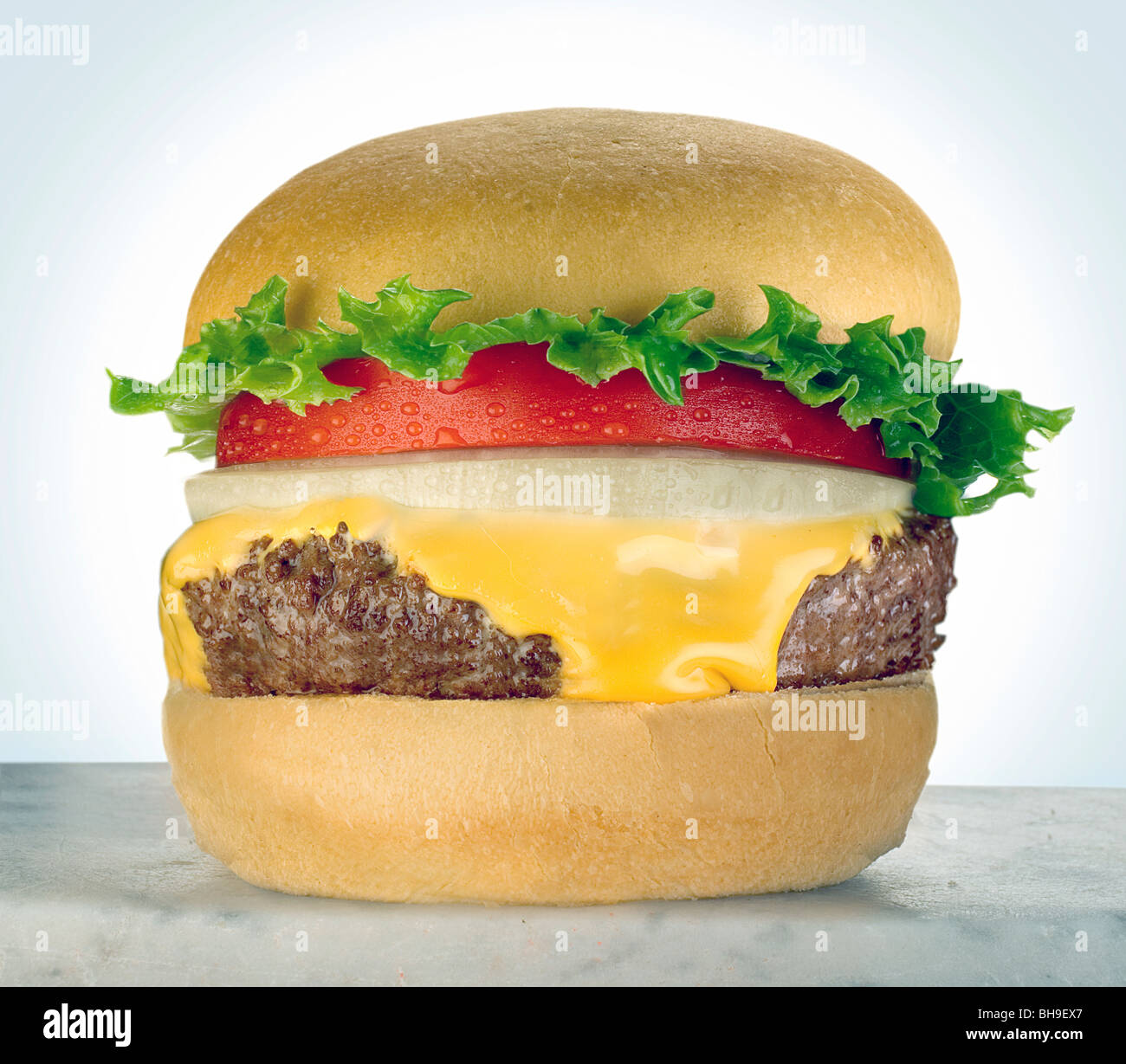 Cheeseburger mit Tomate Stockfoto
