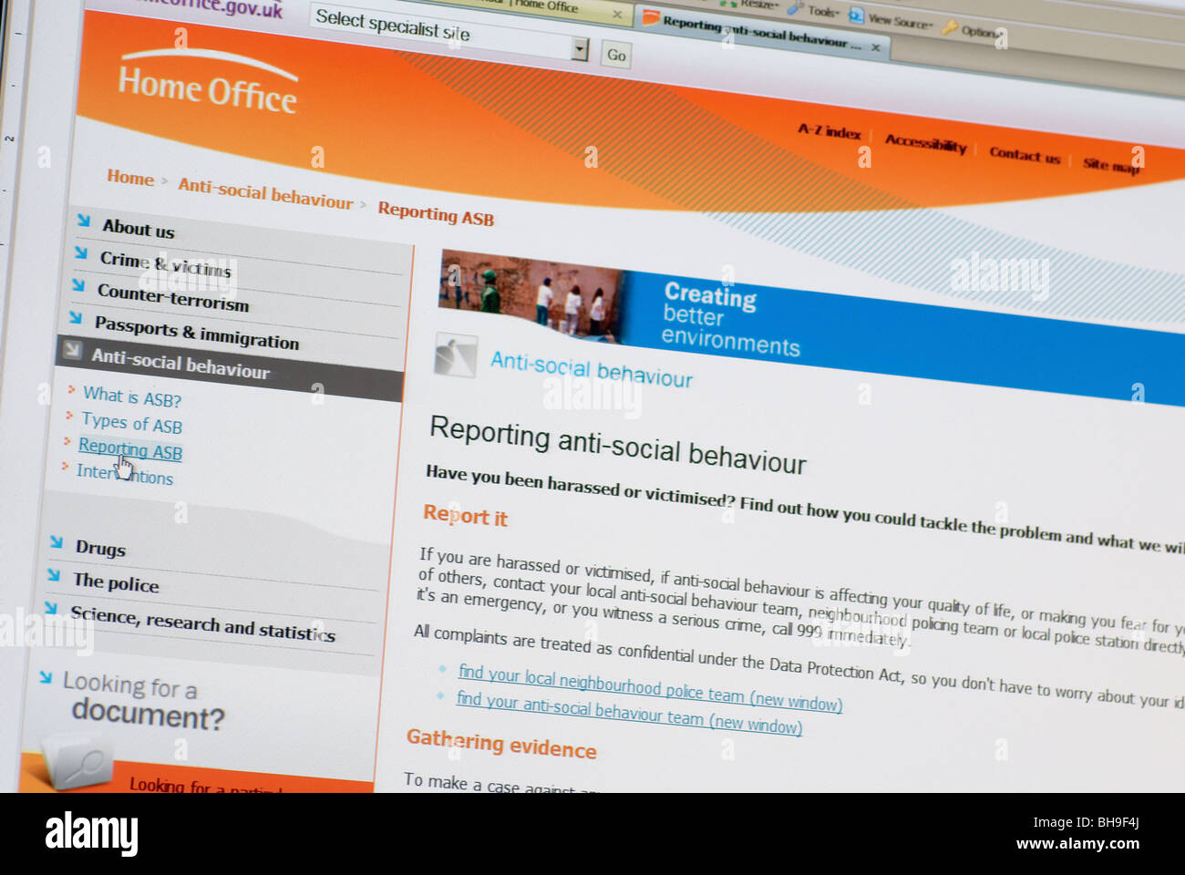 Makro-Screenshot des Home Office Website Berichterstattung anti-soziales Verhalten Seite Stockfoto
