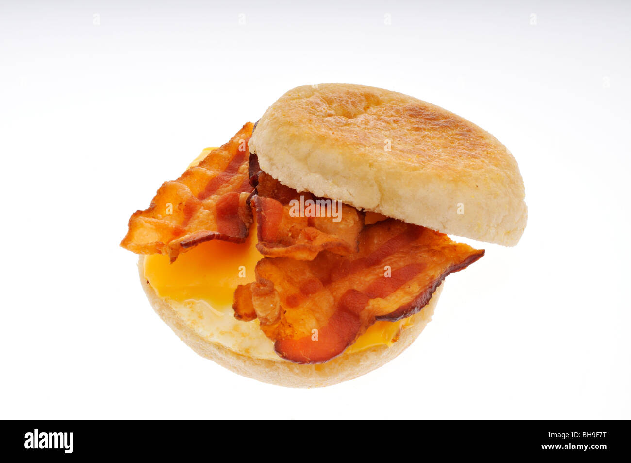 Speck gebraten, Ei und Käse auf Englisch Muffin-Frühstücks-Sandwich ausgeschnitten. Stockfoto