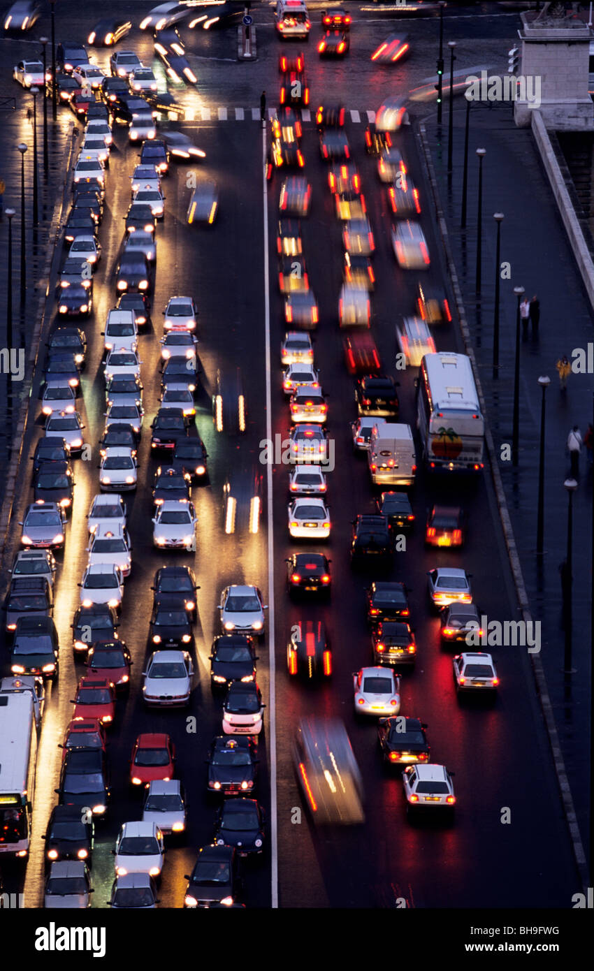 Kfz-Verkehr auf der Pont-d'Iena; Paris; Frankreich Stockfoto