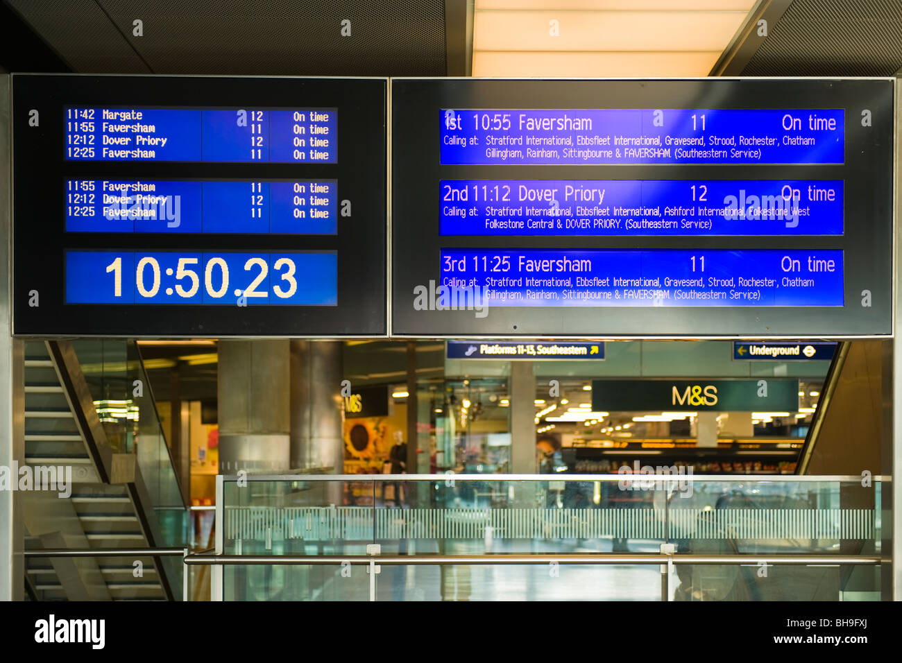 Abfahrt- und Ankunftszeiten des Bahnhofs St. Pancras blaues Hinweisschild mit analoger und digitaler Uhr in der internationalen Haupthalle Dover Margate Faversham Stockfoto