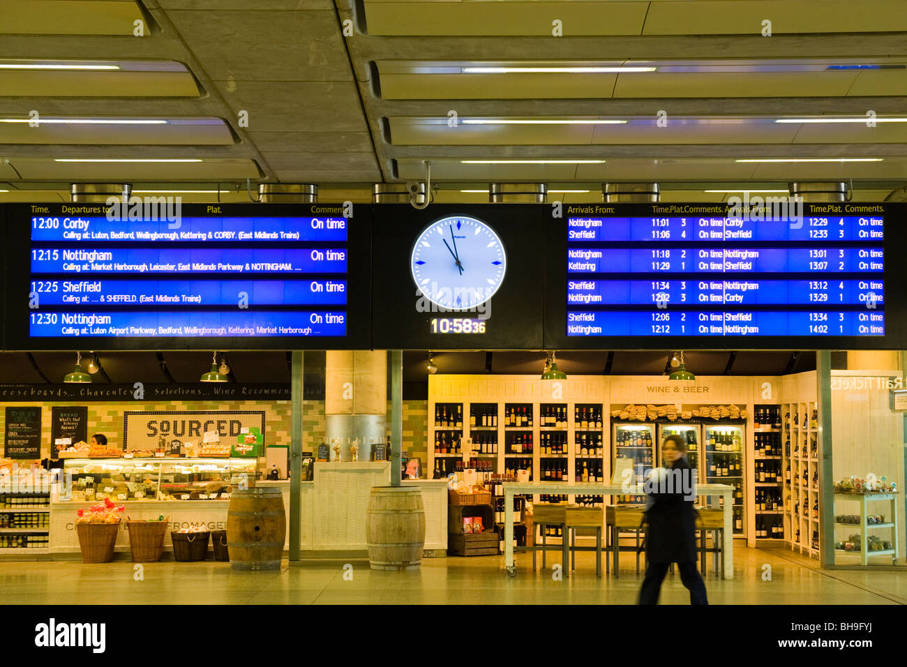 London St Pancras Station Abflug- und Ankunftszeiten noticeboard oder mit analogen und digitalen Uhren in der internationalen Halle Wein & Bier Shop anmelden Stockfoto