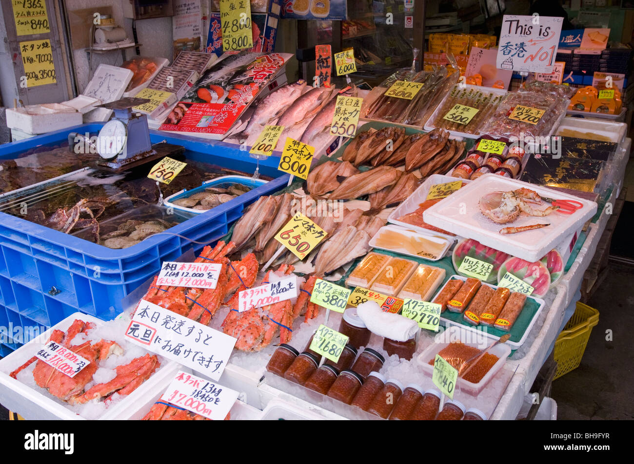 Meeresfrüchte auf dem Display an einem Stand auf dem Fischmarkt, Otaru in Hokkaido Stockfoto