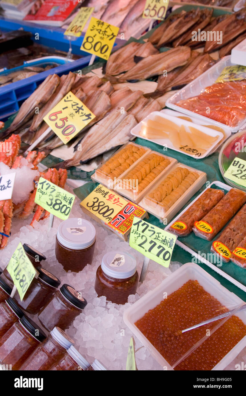 Meeresfrüchte auf dem Display an einem Stand auf dem Fischmarkt, Otaru in Hokkaido Stockfoto