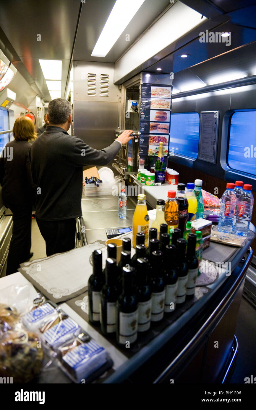 Anzeige des Getränks / Weinflaschen im Buffet Wagen mit dem Eurostar Zug nach Paris, Frankreich Stockfoto