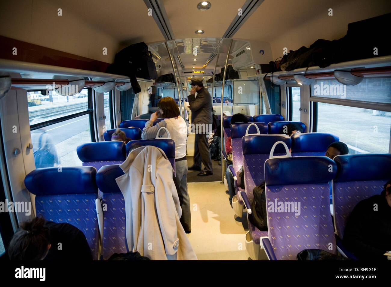 Im Inneren der Kutsche ist Teil einer Französisch-ter-Train Express Regional – trainieren, gebunden in Lyon in Frankreich. Stockfoto