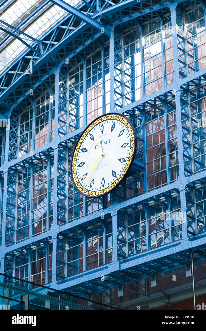 St Pancras Station, die ikonische Dent-Uhr, die größte Uhr gebaut in Europa im 21. Jahrhundert Stockfoto