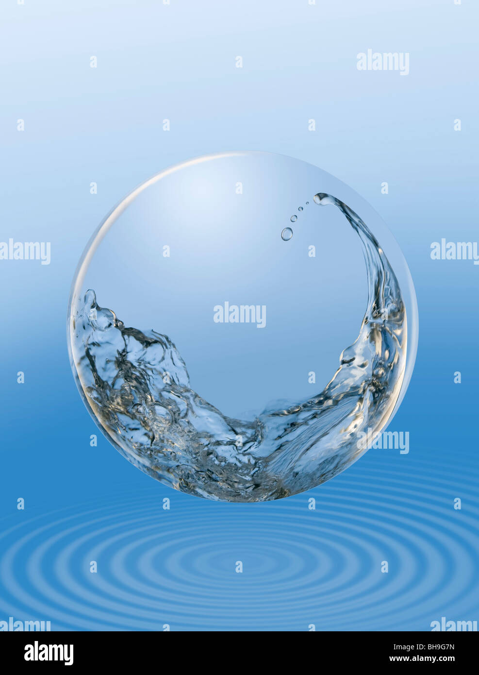 Wasser-Wirbel im Glas Kugel Wellenform Stockfoto