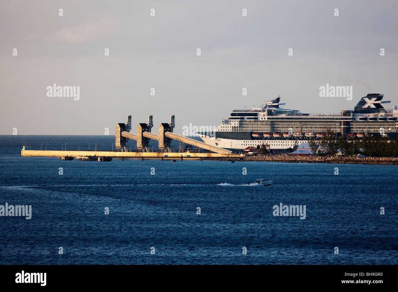 Der Passagier Kreuzfahrtschiff Celebrity Summit verlassen Hafen von Bridgetown, der Hauptstadt der Karibikinsel Barbados Stockfoto