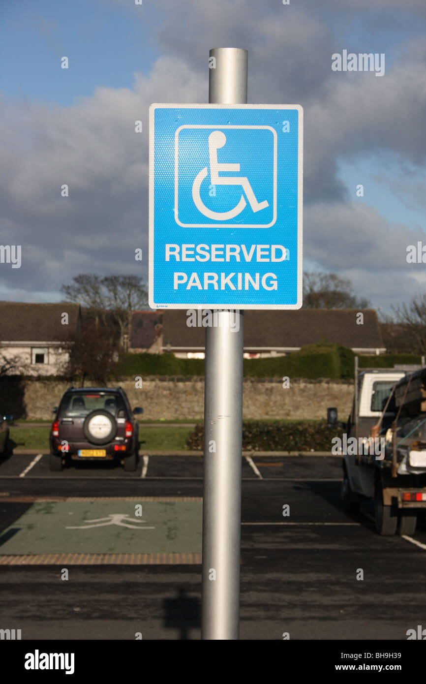 Reservierter Parkplatz Schild für behinderte Fahrer in einem britischen Supermarkt Parkplatz. Stockfoto