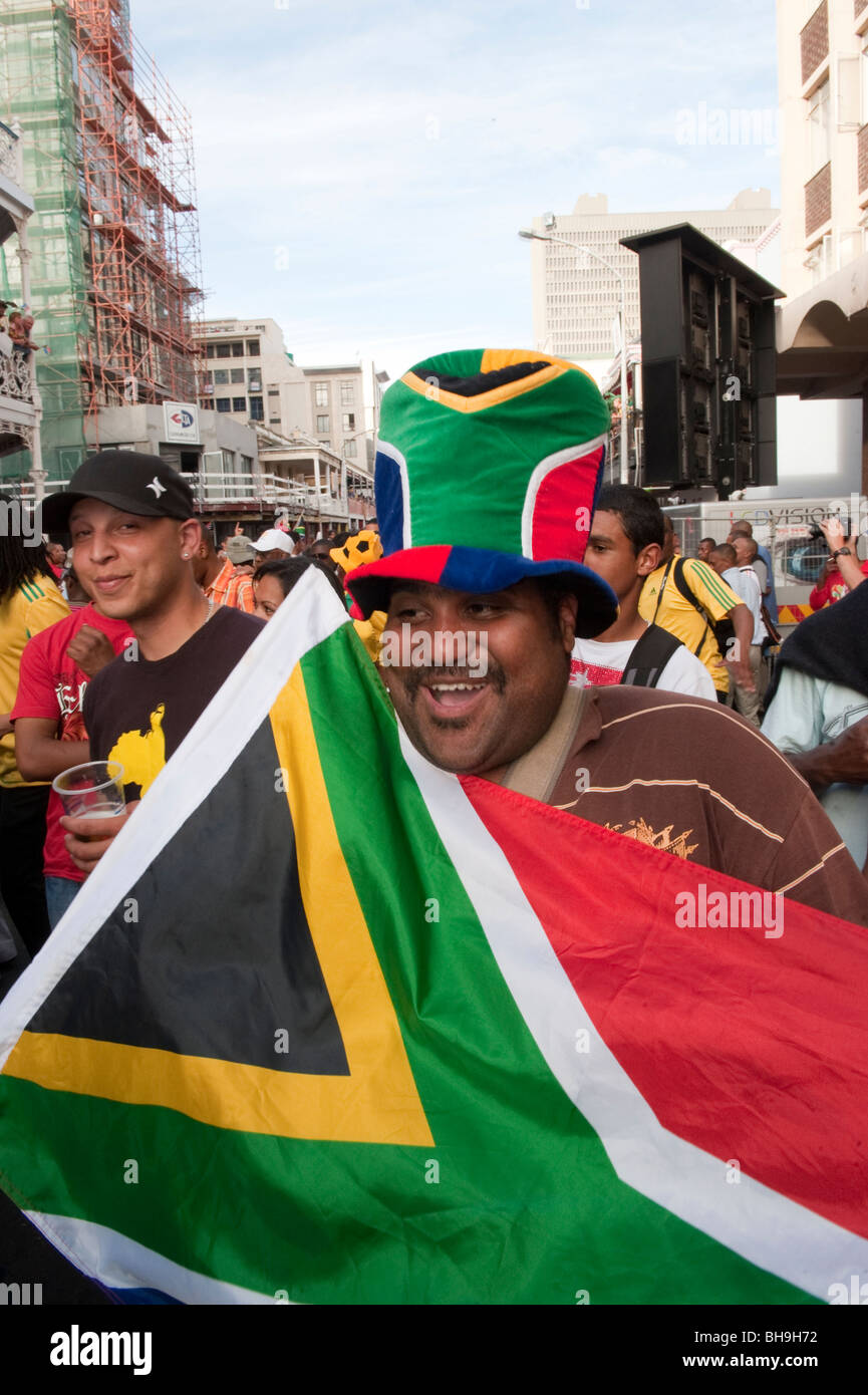 Südafrikanische Fußballfan feiert auf der FIFA-Fan-Meile in Cape Town, South Africa Stockfoto