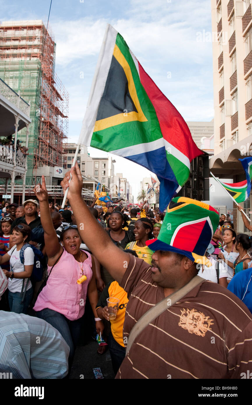 Südafrikanische Fußballfan feiert auf der FIFA-Fan-Meile in Cape Town, South Africa Stockfoto