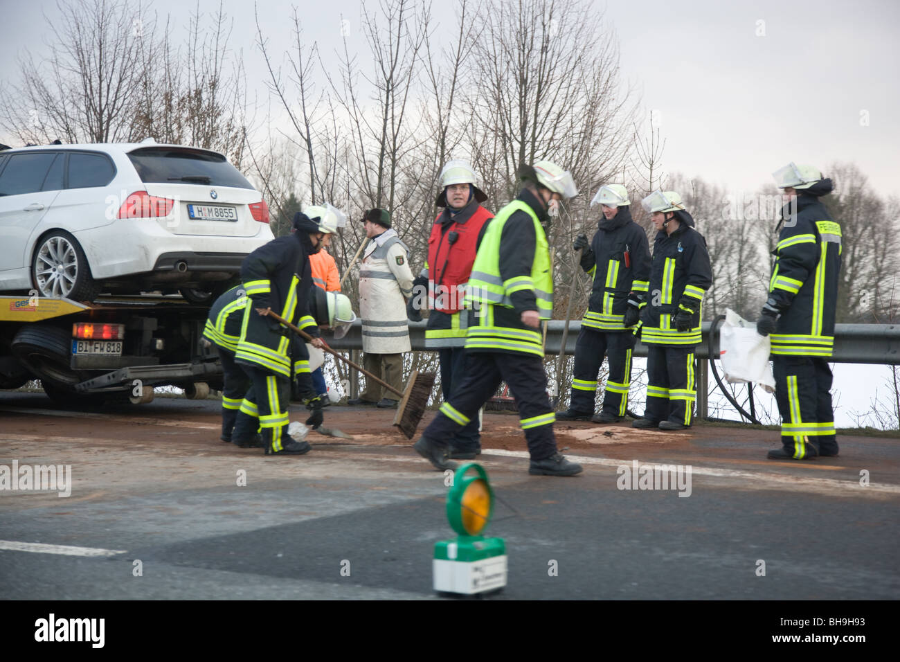 Feuerwehr bei einer BMW-Hexe Feuer auf deutschen Autobahn A46 gefangen Stockfoto