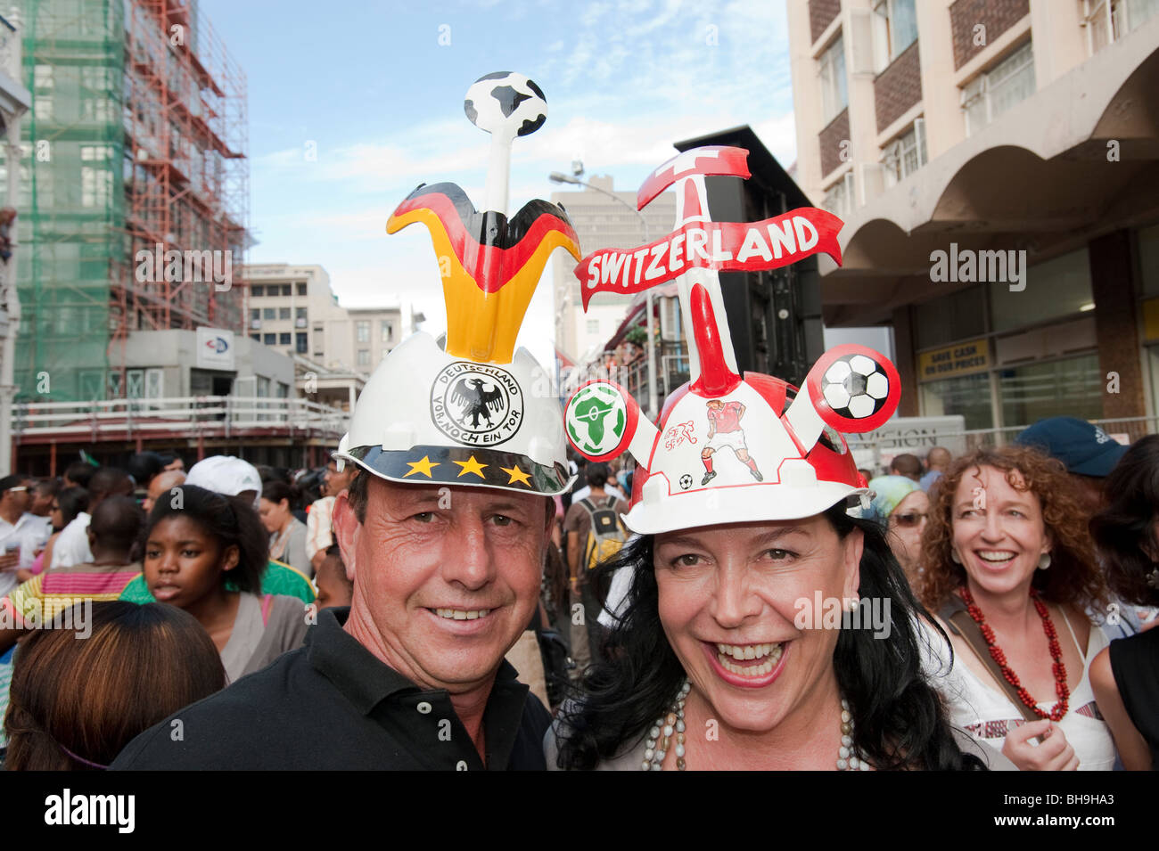 Fans tragen ein Makoya ein südafrikanischer Fußballfan Helm FIFA WM 2010 Cape Town in Südafrika Stockfoto