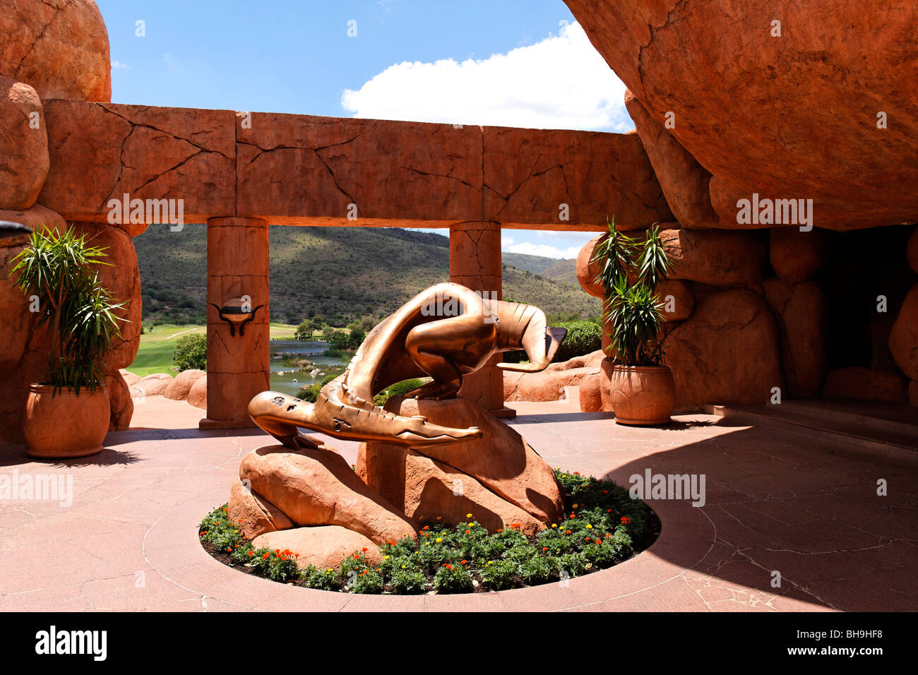 Skulptur von KWENA das Krokodil von Danie De Jager Sun City nordwestlichen Provinz, Johannesburg, Südafrika Stockfoto