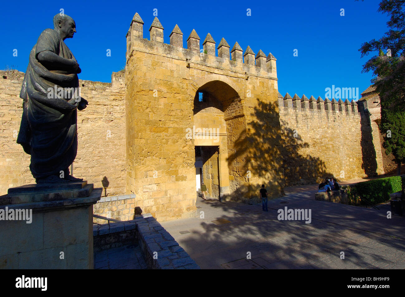 Séneca Statue und Almodóvar Tor, Córdoba. Andalusien, Spanien Stockfoto