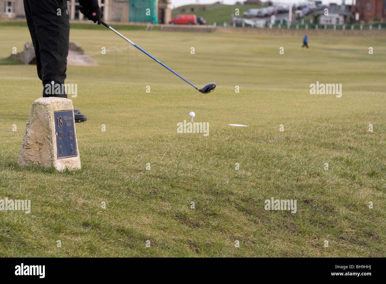 Golfspieler seinen Abschlag nehmen Schuss auf das 18. Loch des Golfplatzes St Andrews Stockfoto