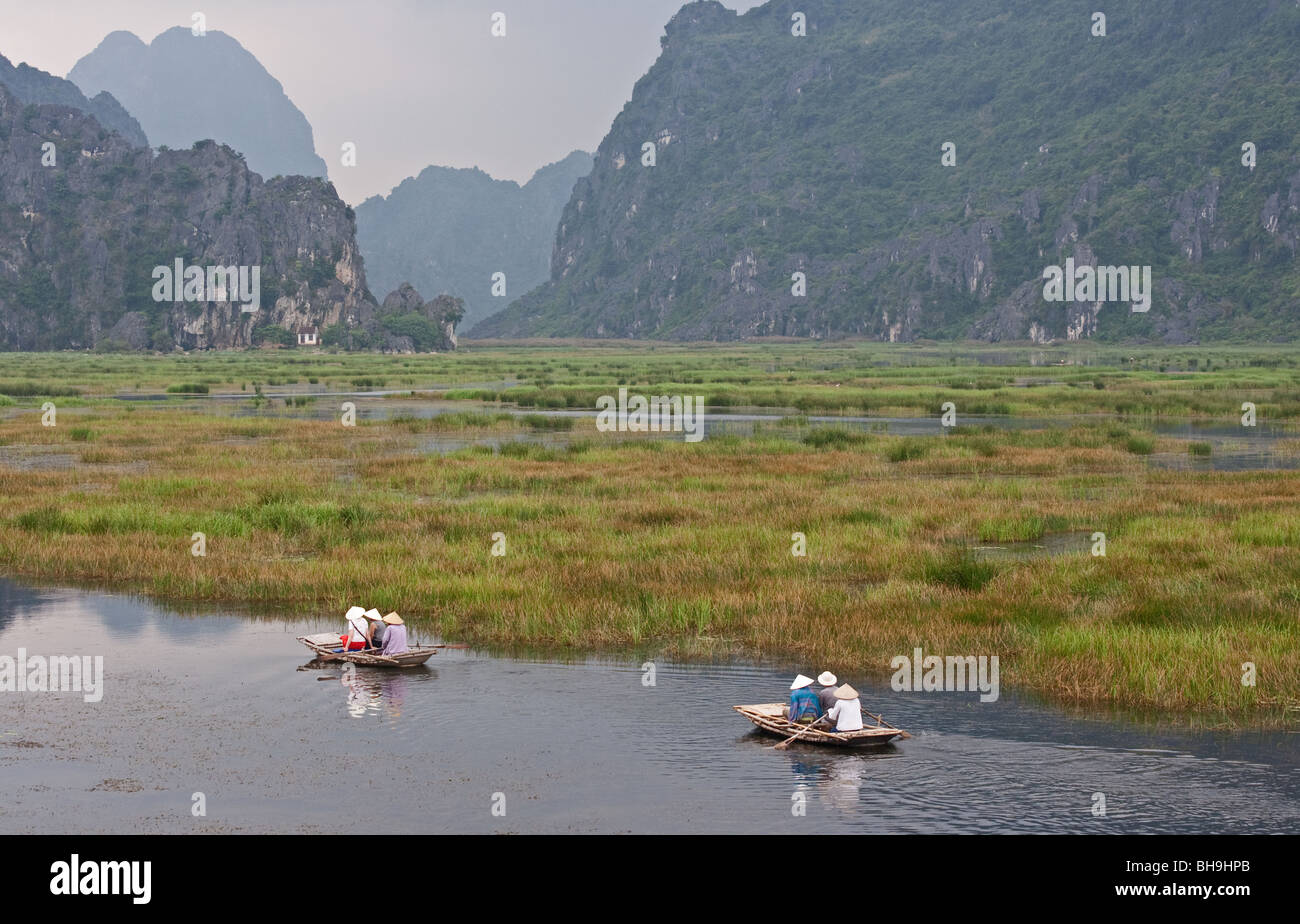 Backwaters rund um den Kalkstein Karst-Bereich von Ninh Binh in Nordvietnam. Stockfoto