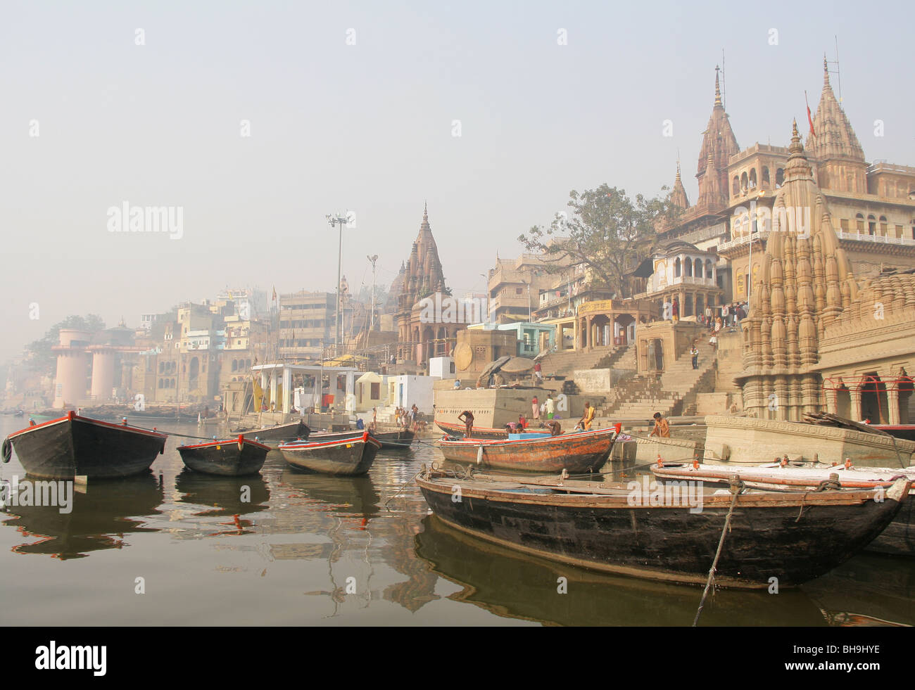 Boote auf dem heiligen Fluss Ganges, Varanasi, Indien Stockfoto