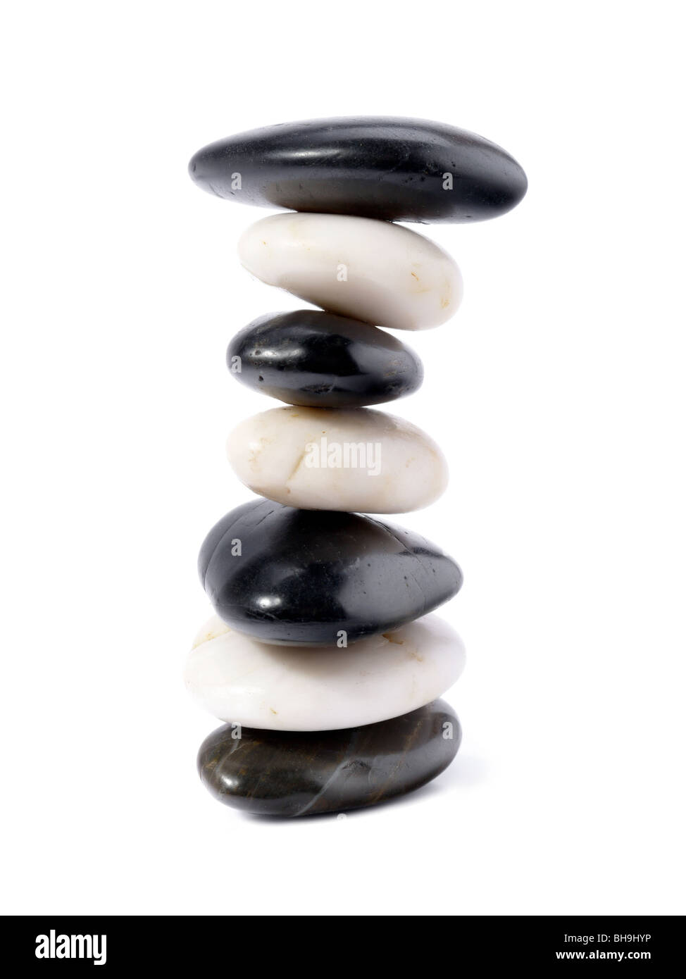 Black And White Stones gestapelt auf weißem Hintergrund Stockfoto