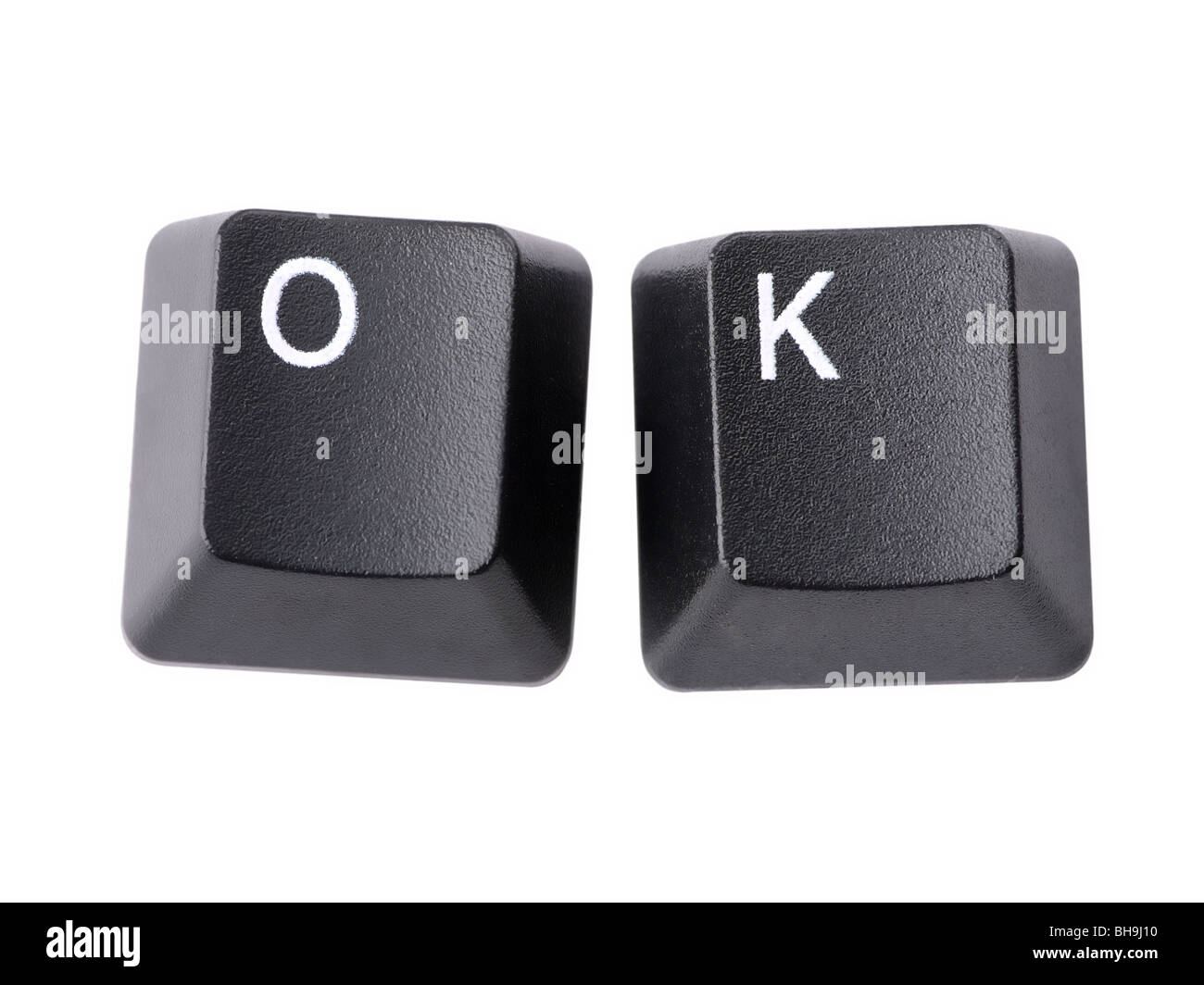 Zwei schwarze Tastatur Tasten bilden OK Akronym auf weißem Hintergrund Stockfoto
