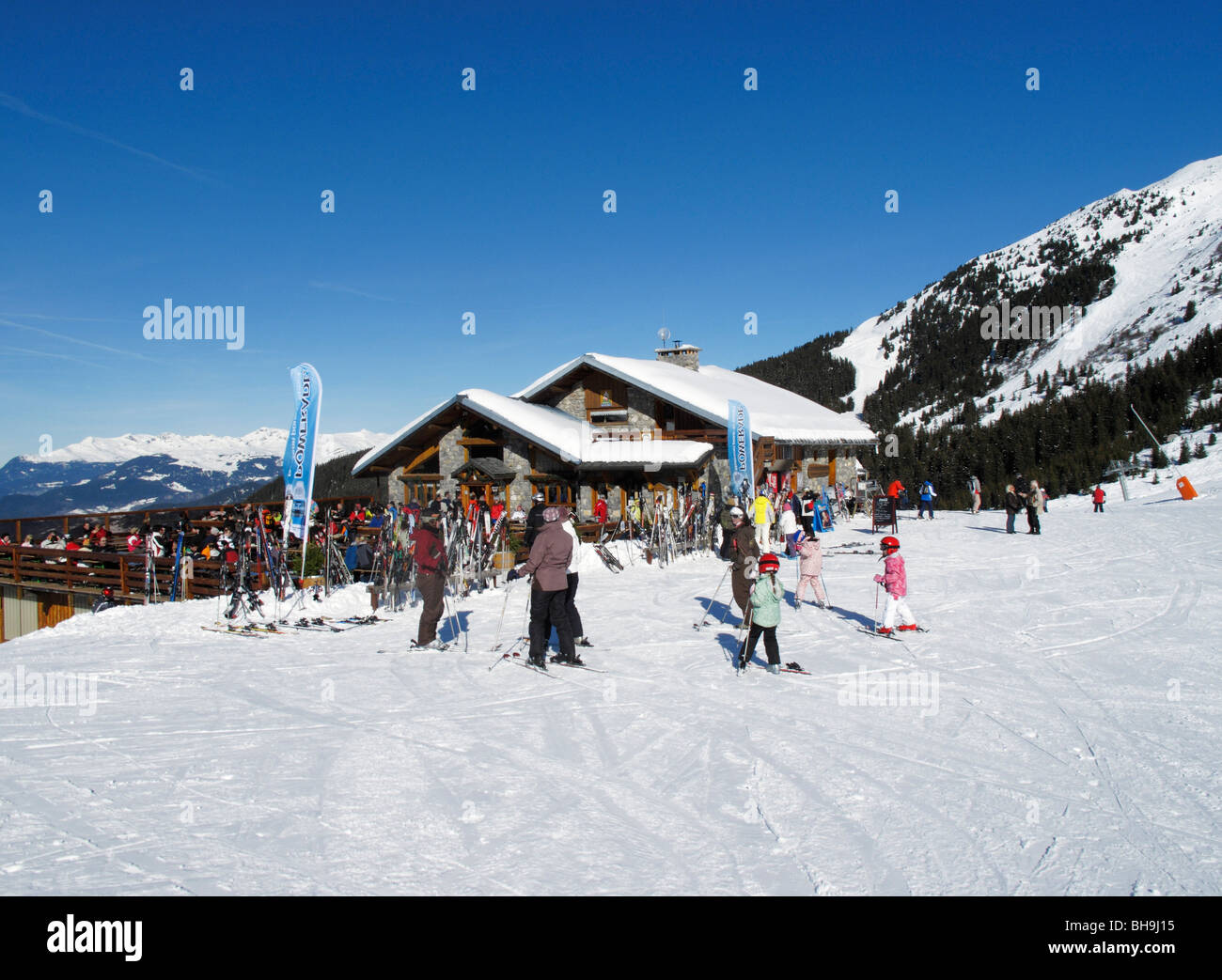 Mittagessen im Bergrestaurant in der Altiport Skifahrer Skigebiet Tre Valli, Tarentaise, Meribel, Savoie, Frankreich Stockfoto