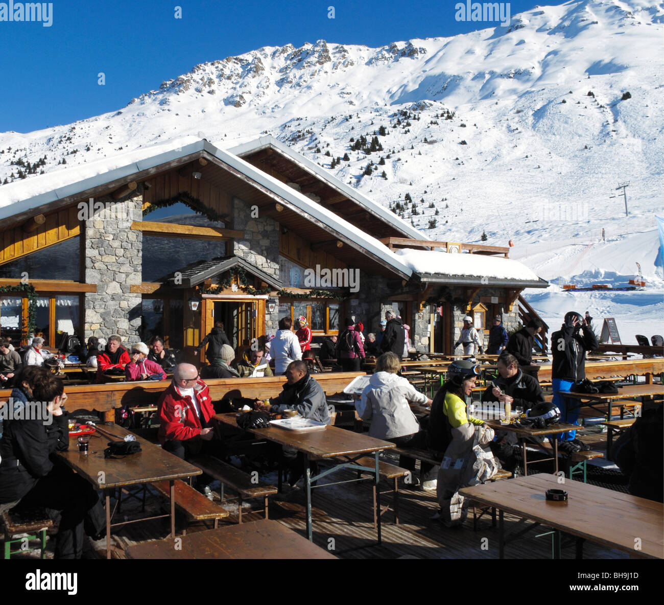 Mittagessen im Bergrestaurant in der Altiport Skifahrer Skigebiet Tre Valli, Tarentaise, Meribel, Savoie, Frankreich Stockfoto