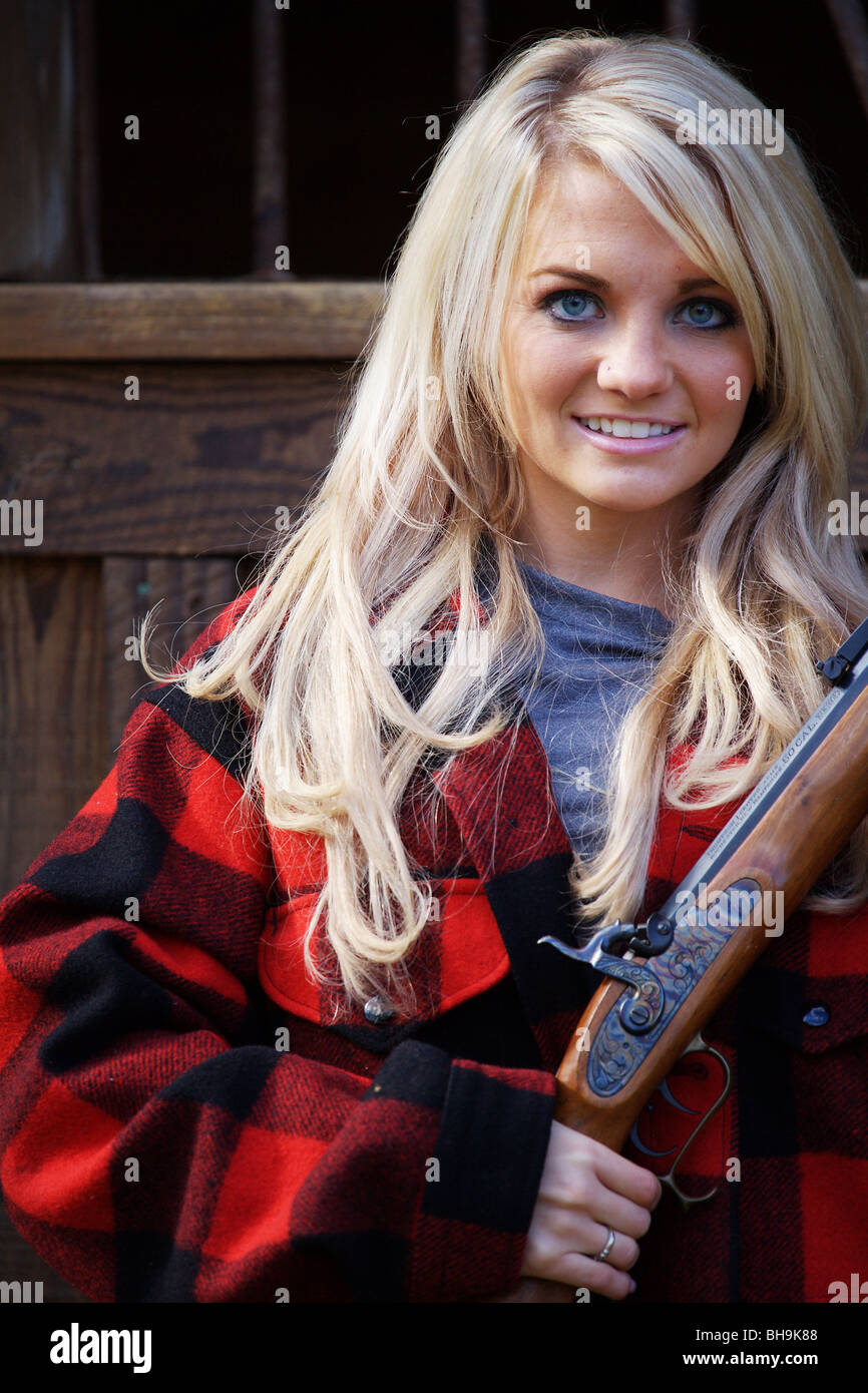 JUNGE FRAU 21 Y.O WEIBLICHE JÄGER HOLDING MARLIN 3030 KALIBER GEWEHR