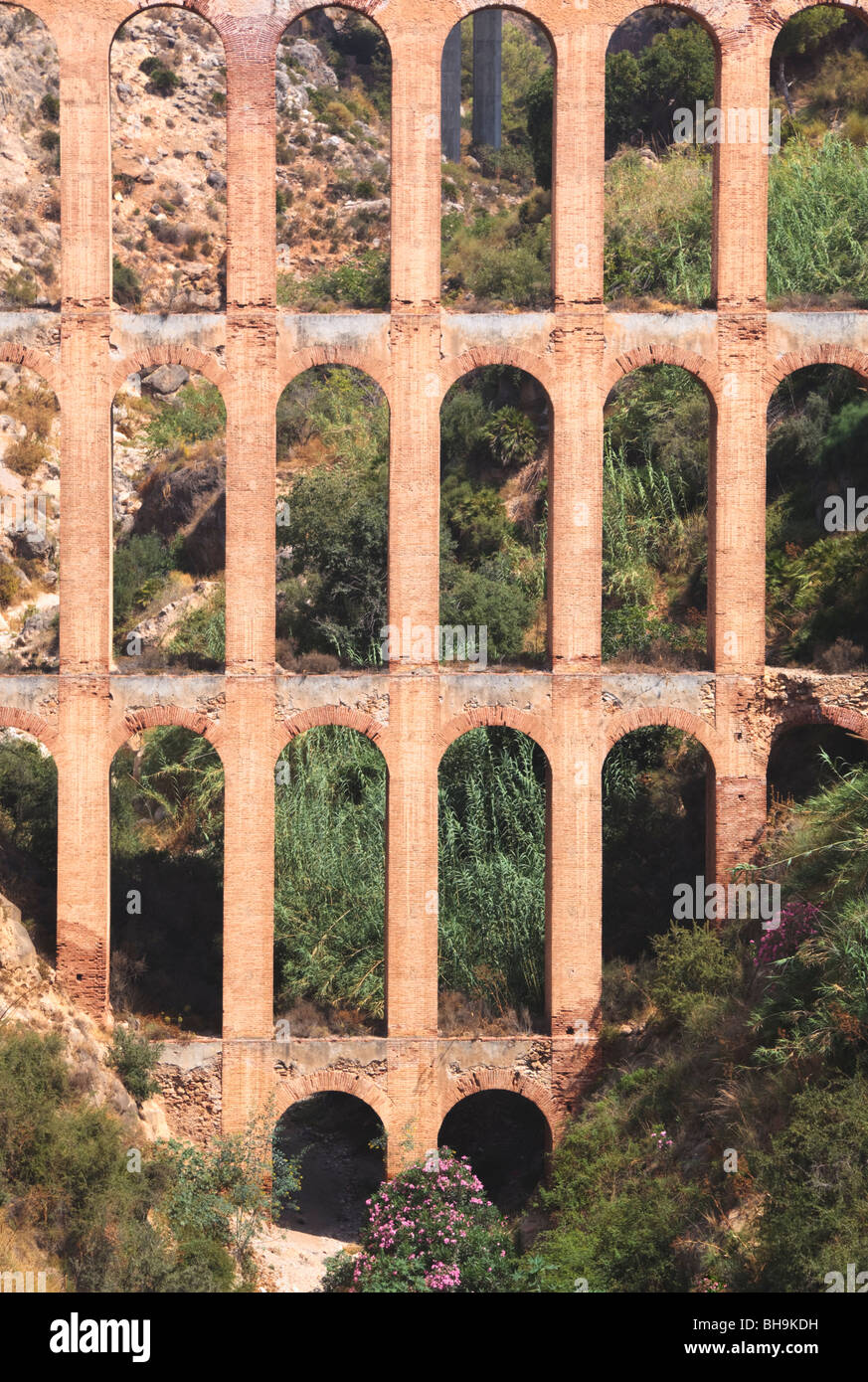 19. Jahrhundert Aquädukt genannt Puente de Las Aguilas - Brücke der Adler - zwischen Nerja und Maro, Spanien Stockfoto