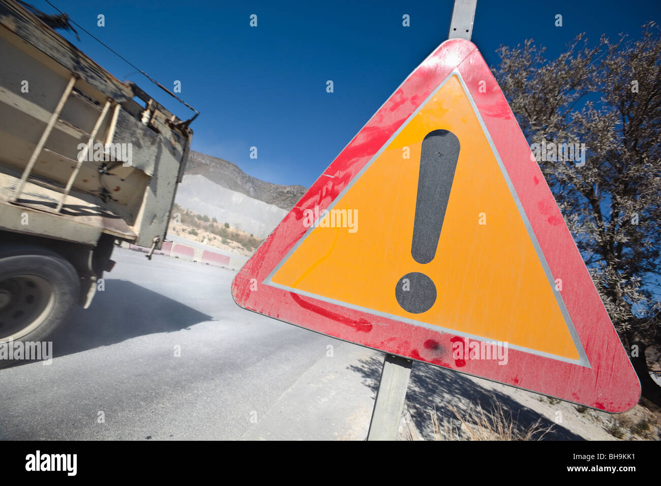 Verkehrszeichen Achtung Gefahr mit LKW vorbei Stockfoto