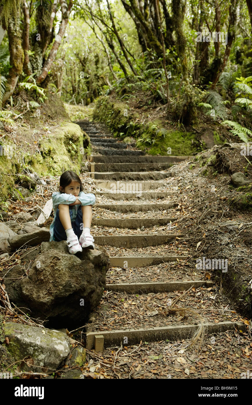 Mädchen im Wald, Neuseeland Stockfoto