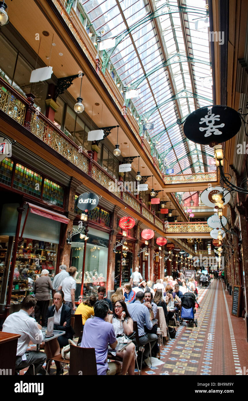 Strand Arcade Interior Sydney Australien // SYDNEY, Australien – eine historische Einkaufspassage, Strand Arcade, in Sydneys Downtown Shopping Viertel in der Pitt Street. Diese wunderschön erhaltene Arkade aus viktorianischer Zeit verfügt über ein herrliches Glasdach, zwei Ebenen mit Boutiquen, Cafés und Restaurants. Seine kunstvollen Eisenarbeiten, die komplizierten Fliesen und die elegante Architektur machen es zu einem beliebten Ziel für Shopping und Sightseeing. Stockfoto